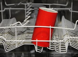 Czy zmywarkę się myje?