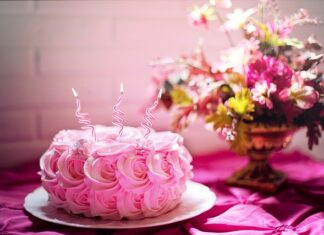 Jak obsypać boki tortu posypką?