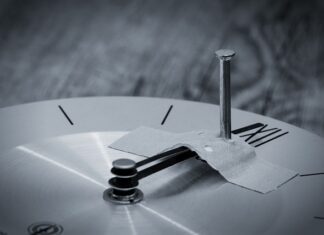 Czym przykleić termometr do szyby?